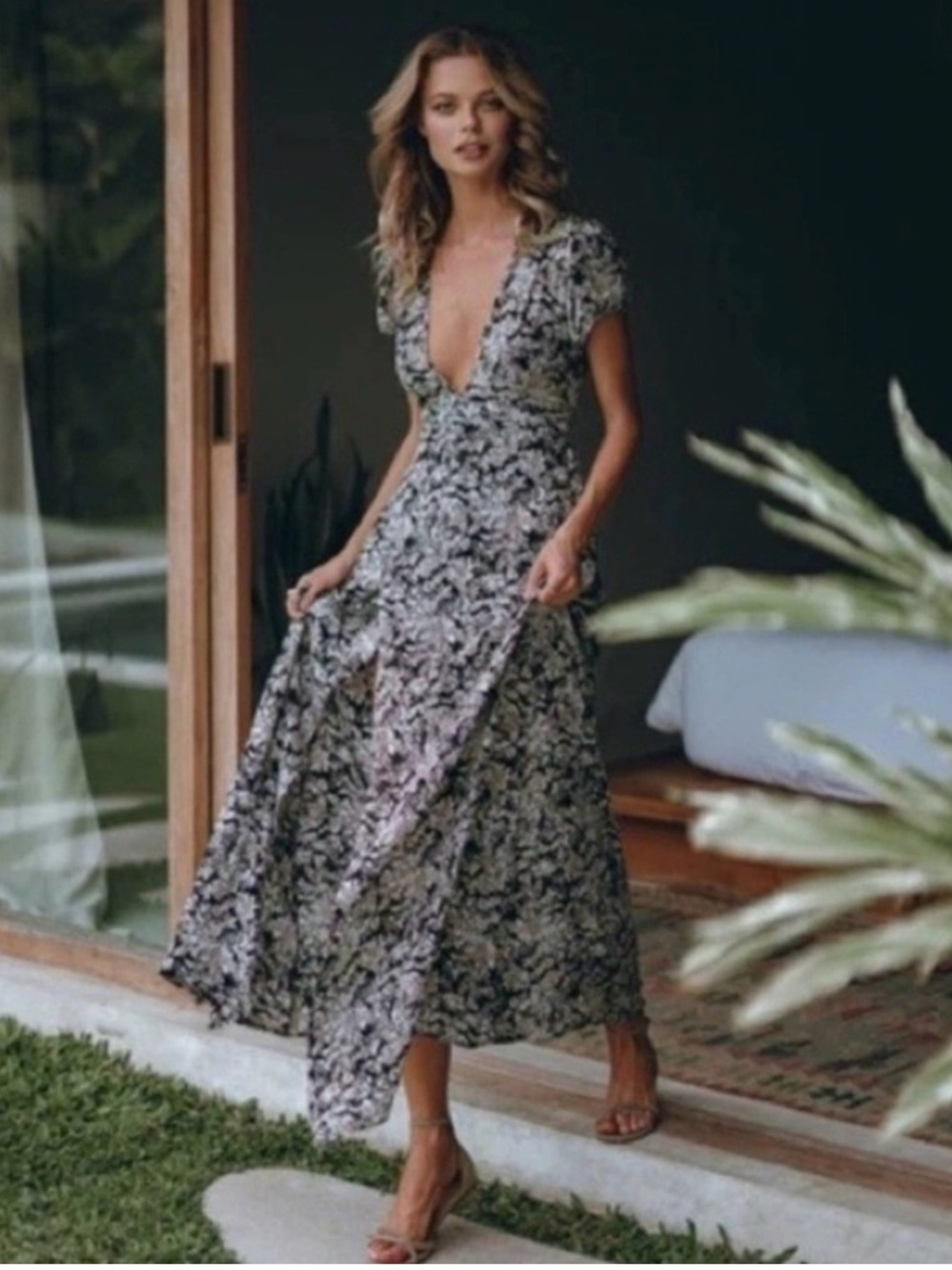 Pampelone Valentina high slit floral maxi dress  Feminine Size Small